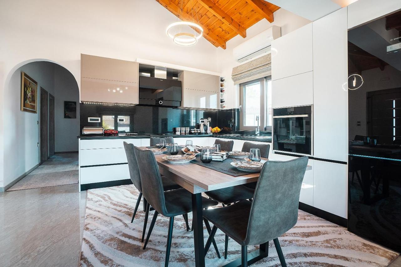 Villa Nikolaos 2 Fánai